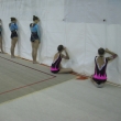 Gymnastky mohly sledovat své soupeřky pouze skrze škvírky v plentě oddělující rozcvičovací prostor od závodní plochy, MČR společných skladeb, Brno 27.11.