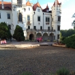 Nejedno oko div�ka nez�stalo such�