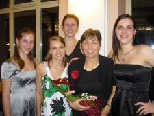 Eva Bachroňová s dcerami a bývalými svěřenkyněmi.