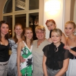 Věra Nedbálková se svou bývalou pódiovkou, zleva: Zuzana Némethová, Jana Fickerová, Michaela Červená, Jana Šťastná, Dominika Kleplová a Tereza Doksanská.