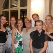 V�ra Nedb�lkov� se svou b�valou p�diovkou, zleva: Zuzana N�methov�, Jana Fickerov�, Michaela �erven�, Jana ��astn�, Dominika Kleplov� a Tereza Doksansk�.