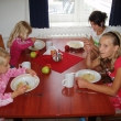 Po v�letech a tr�ninc�ch jsme dopl�ovaly energii ve spole�n� j�deln�